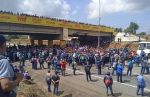 FOTO REFERENCIAL - Alcabalas conformada por efectivos de la GNB, Policía Nacional y Policía del estado Bolívar impiden el acceso a los periodistas que cubren la protesta de los trabajadores en el portón IV de Sidor, 13 de enero de 2023. Crédito: SNTP / Carlos Suniaga.
