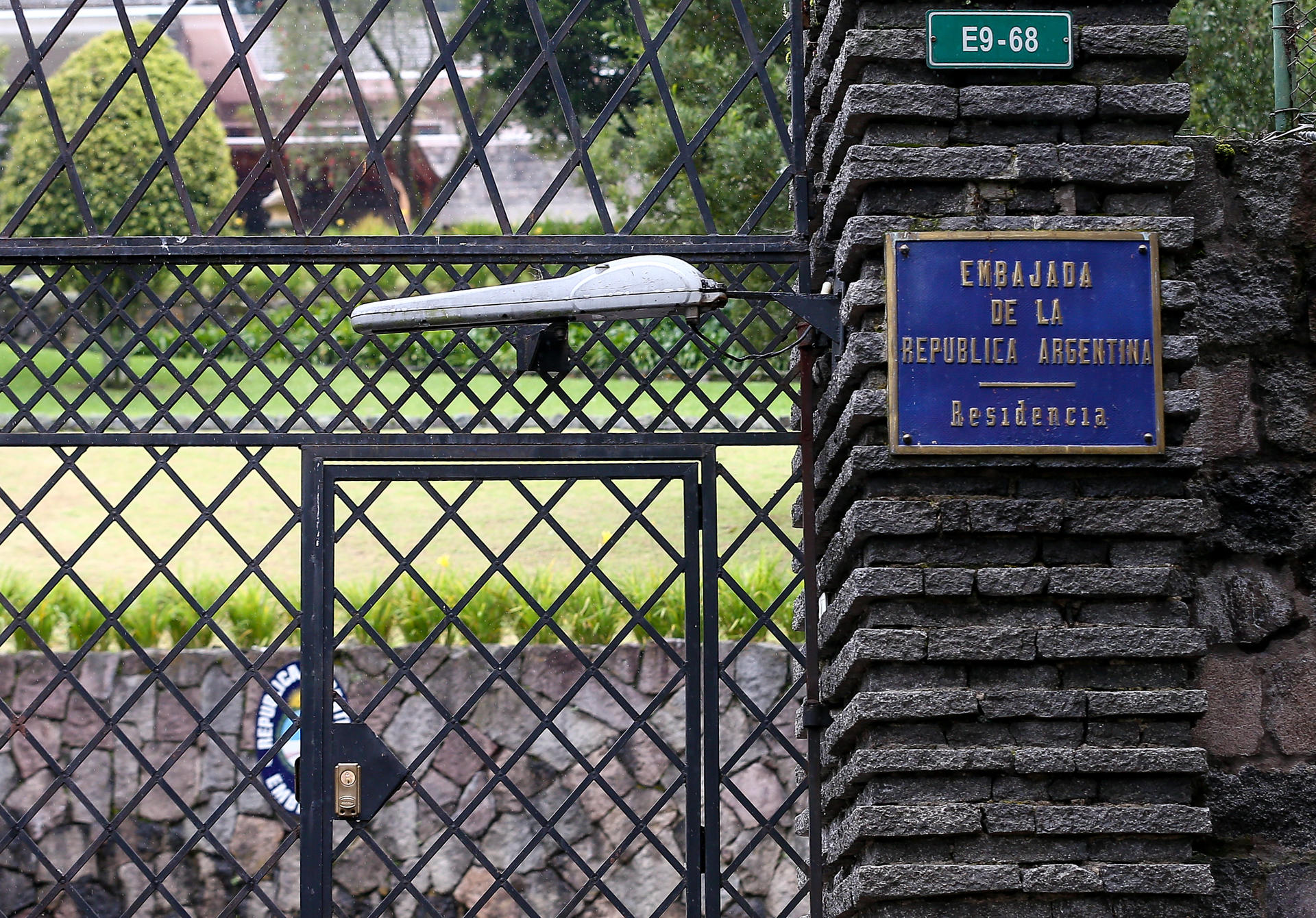 QUITO (ECUADOR) 14/03/2023.- Fotografía de la entrada de la residencia de la embajada de Argentina en Ecuador, hoy, en Quito (Ecuador). EFE/ José Jácome.