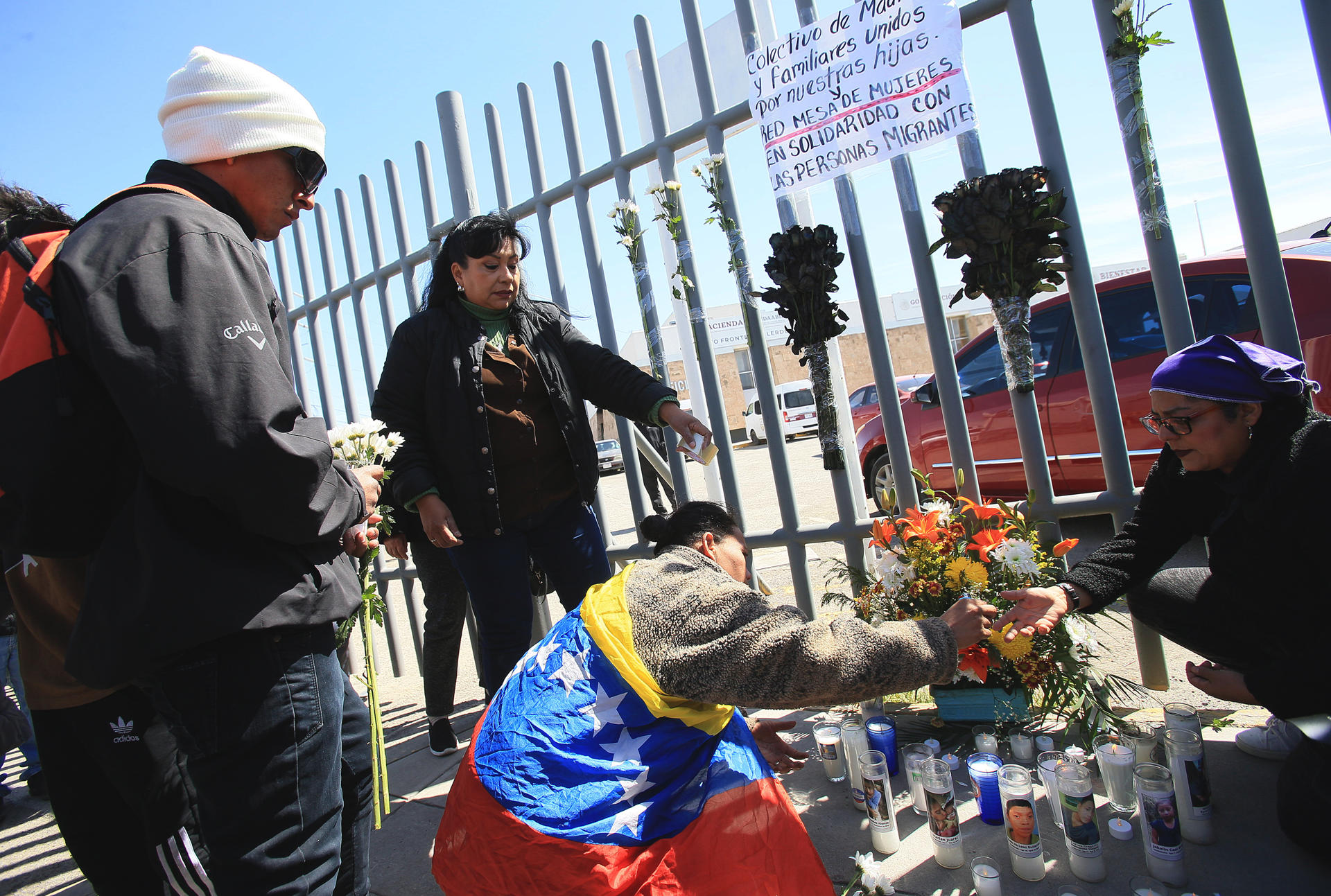 FOTO REFERENCIAL - Migrantes y familiares de personas fallecidas por un incendio en un albergue protestan frente al Instituto Nacional de Migración (INM) en Ciudad Juárez, estado de Chihuahua (México). EFE/Luis Torres.