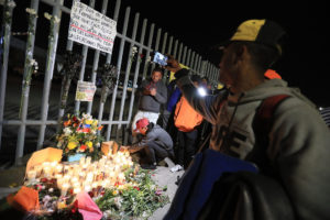 CIUDAD JUÁREZ (MÉXICO), 28/03/2023.- Un grupo de migrantes y familiares de personas fallecidas por un incendio realizan una vigilia en memoria de las 38 víctimas, frente al Instituto Nacional de Migración (INM), hoy en Ciudad Juárez, en el estado de Chihuahua (México). EFE/Luis Torres.