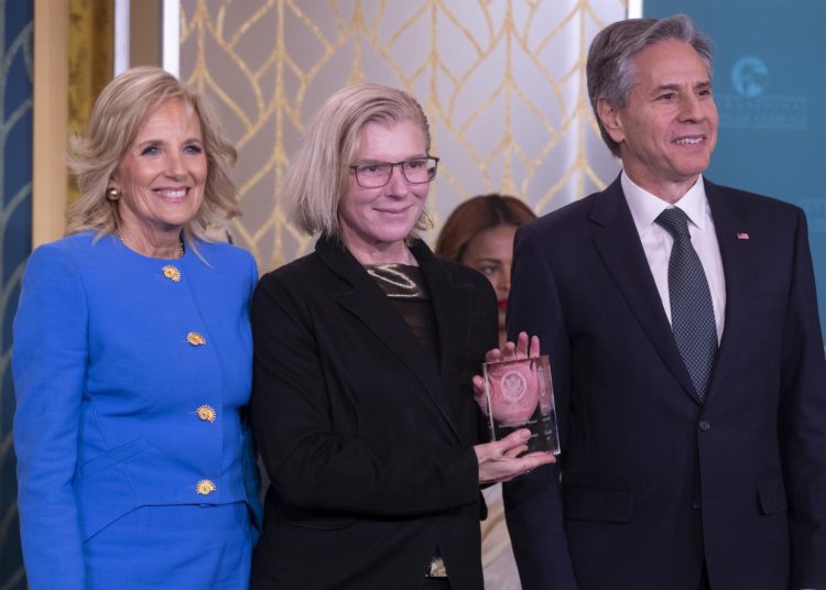 Washington (Estados Unidos), 08/03/2023.- La Primera Dama de EE.UU. Jill Biden (I) y el Secretario de Estado de EE.UU. Antony Blinken (D) otorgan el Premio Internacional a las Mujeres de Coraje (IWOC) a Yuliia Paievska (C) de Ucrania durante una ceremonia en la Sala Este de la Casa Blanca en Washington, DC, EE.UU., 08 de marzo 2023. (Ucrania, Estados Unidos) EFE/EPA/MICHAEL REYNOLDS.