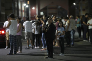 FOTO REFERENCIAL - CIUDAD DE MÉXICO (MÉXICO), 03/04/2023.- Personas esperan luego de desalojar sus viviendas al sonar la alerta sísmica debido a un sismo de 5.5 hoy, en la Ciudad de México (México). EFE/Sáshenka Gutiérrez.