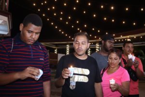 Vigilia en honor a los migrantes fallecidos en Ciudad Juárez. Foto: EFE.