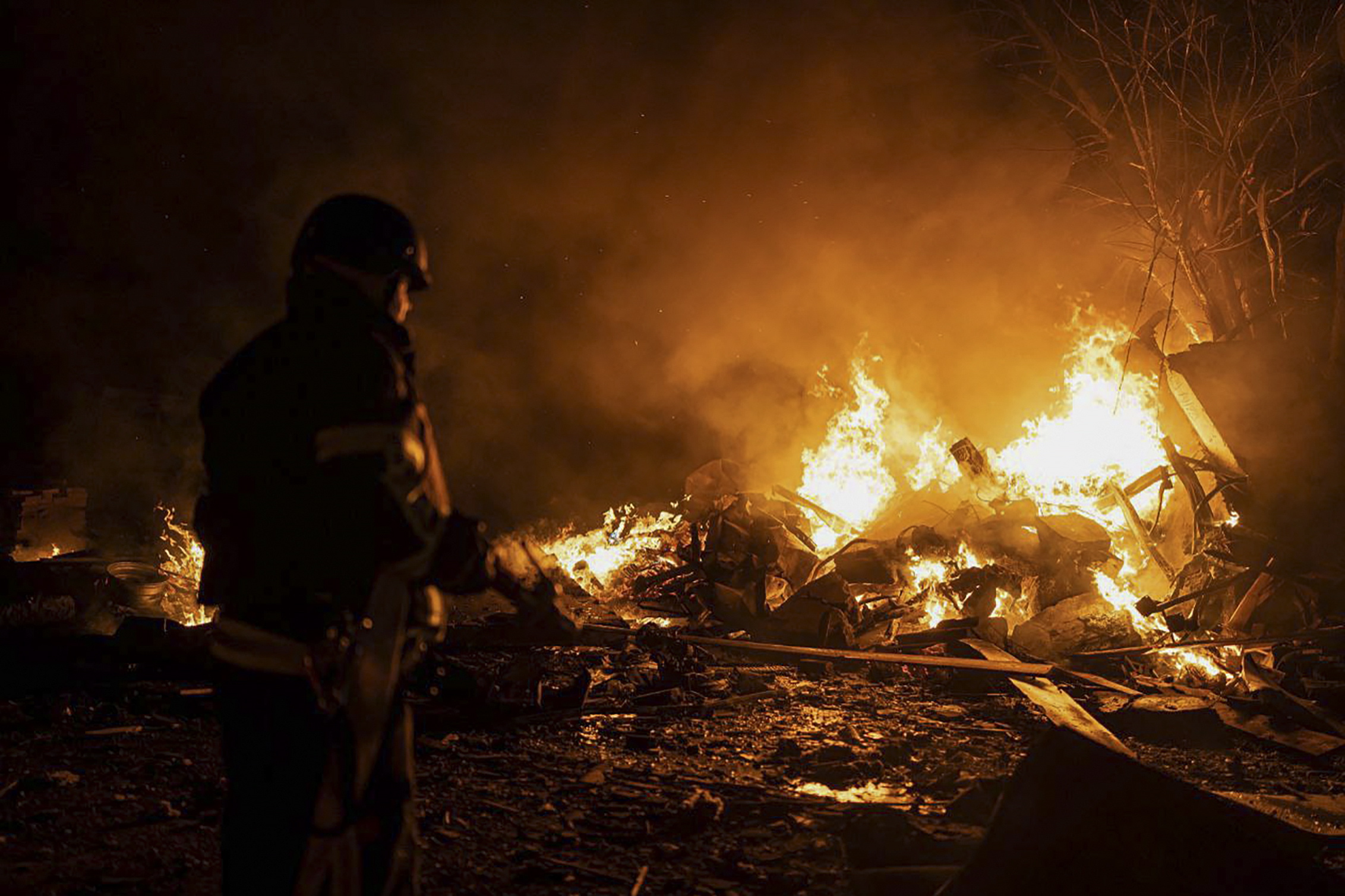 Ataque ruso contra zonas de la capital ucraniana de Kiev la noche del lunes 15 de mayo de 2023. Foto: EFE