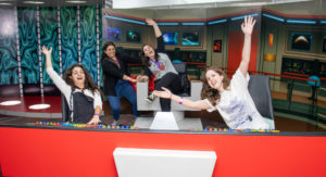 Fan en réplica de nave Enterprise de Star Trek durante la edición número 19 de la Caracas Comic Con