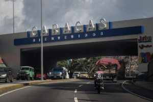 Cartel de bienvenida a Caracas, capital de Venezuela. Foto: EFE / Miguel Gutiérrez.