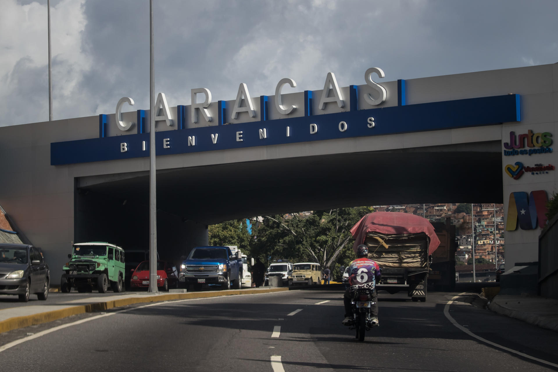 Cartel de bienvenida a Caracas, capital de Venezuela. Foto: EFE / Miguel Gutiérrez.