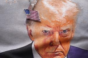 Famosa fotografía policial tomada a Trump cuando fue brevemente detenido por uno de los casos en su contra. Foto: EFE.