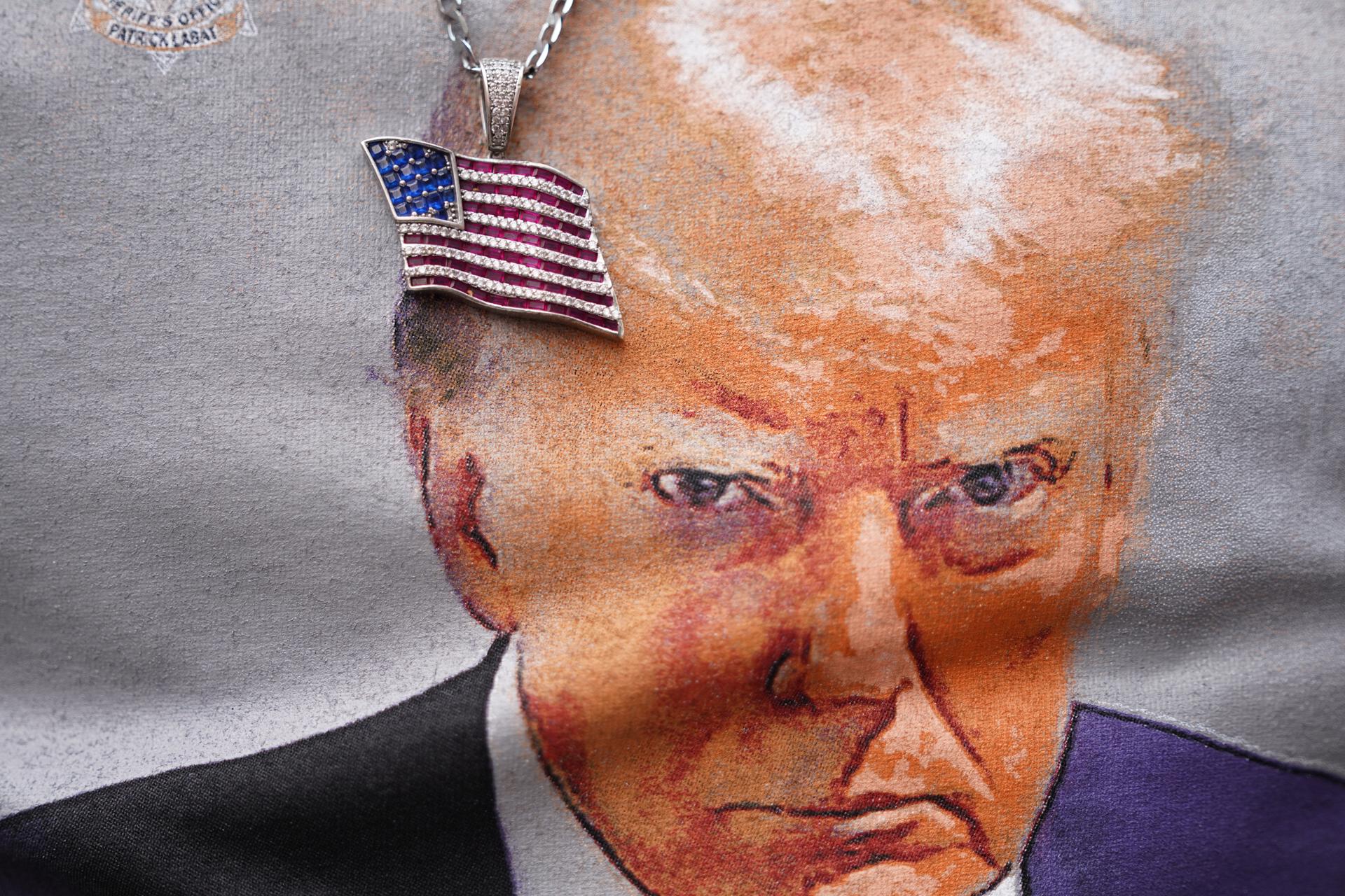 Famosa fotografía policial tomada a Trump cuando fue brevemente detenido por uno de los casos en su contra. Foto: EFE.
