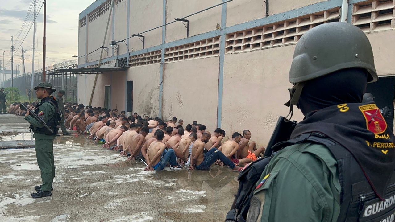 Toma de la cárcel de Tocuyito. Foto: Remigio Ceballos.