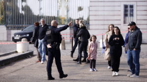 Evacuación en el Palacio de Versalles, en París, por amenaza de bomba. Foto: EFE.