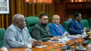 Presidente de Guyana, Irfaan Ali, reunido con ministros de su Gobierno. Foto: Officer Guyana.