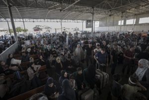 Cientos de ciudadanos palestinos esperan para cruzar a Egipto este miércoles, en el cruce fronterizo de Rafah entre la Franja de Gaza y Egipto. Foto: EFE.