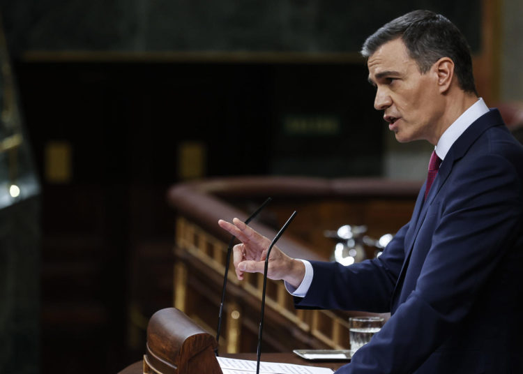 El presidente del Gobierno en funciones, Pedro Sánchez, se dirige a la Cámara en el primer día de su debate de investidura para exponer su nuevo programa. Foto: EFE/Javier Lizón