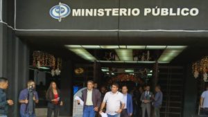 Luis Ratti a su salida del Ministerio Público tras denunciar a María Corina Machado por su postura sobre el referendo del Esequibo.