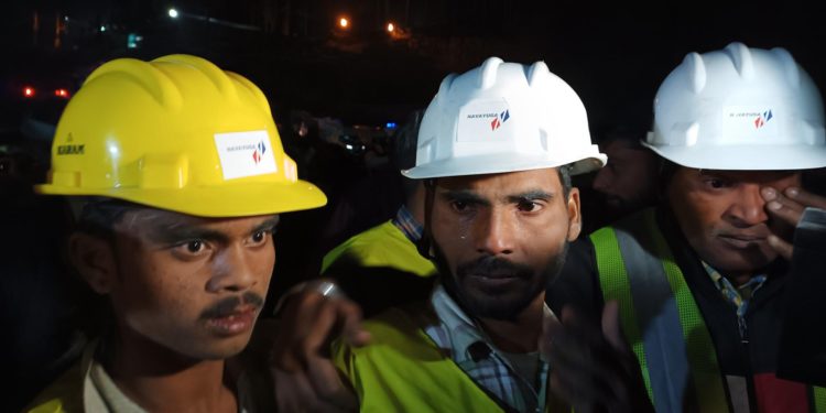 Después de 17 días atrapados en un túnel, 41 trabajadores fueron rescatados en India
