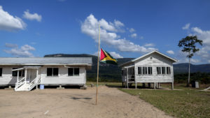 Viviendas de una villa en Guyana. Foto: ROBERTO CISNEROS / AFP.