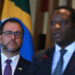 Yvan Gil (izquierda), canciller venezolano, junto a su homólogo de Guyana tras reunión sobre el Esequibo. Foto: EFE.
