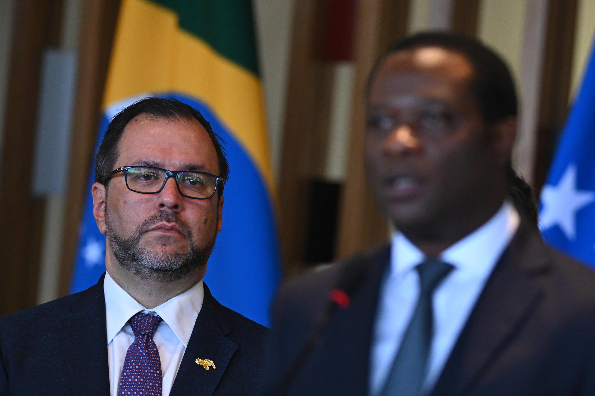 Yvan Gil (izquierda), canciller venezolano, junto a su homólogo de Guyana tras reunión sobre el Esequibo. Foto: EFE.