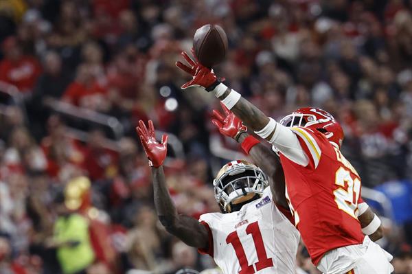 Super Bowl LVIII. Chiefs y 49ers disputan el ovoide. Foto: EFE.