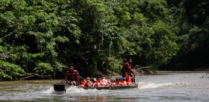 Fotografía de migrantes a su llegada a la Estación de Recepción de Migrantes en Lajas Blancas, provincia de Darién, Panamá, el 6 de octubre de 2023. Foto: AFP.