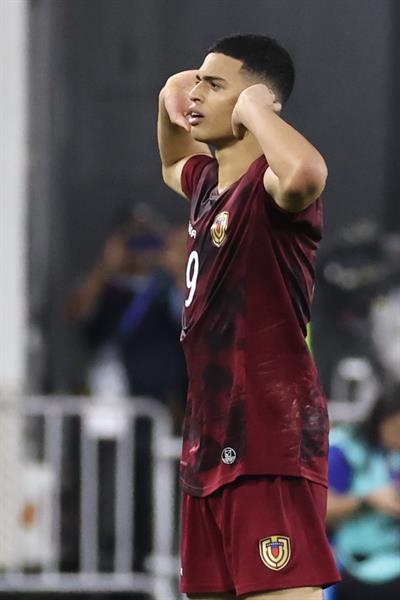Kevin Kelsy anotó y celebró con la grada, algo que enojó a los jugadores argentinos. Foto: EFE.