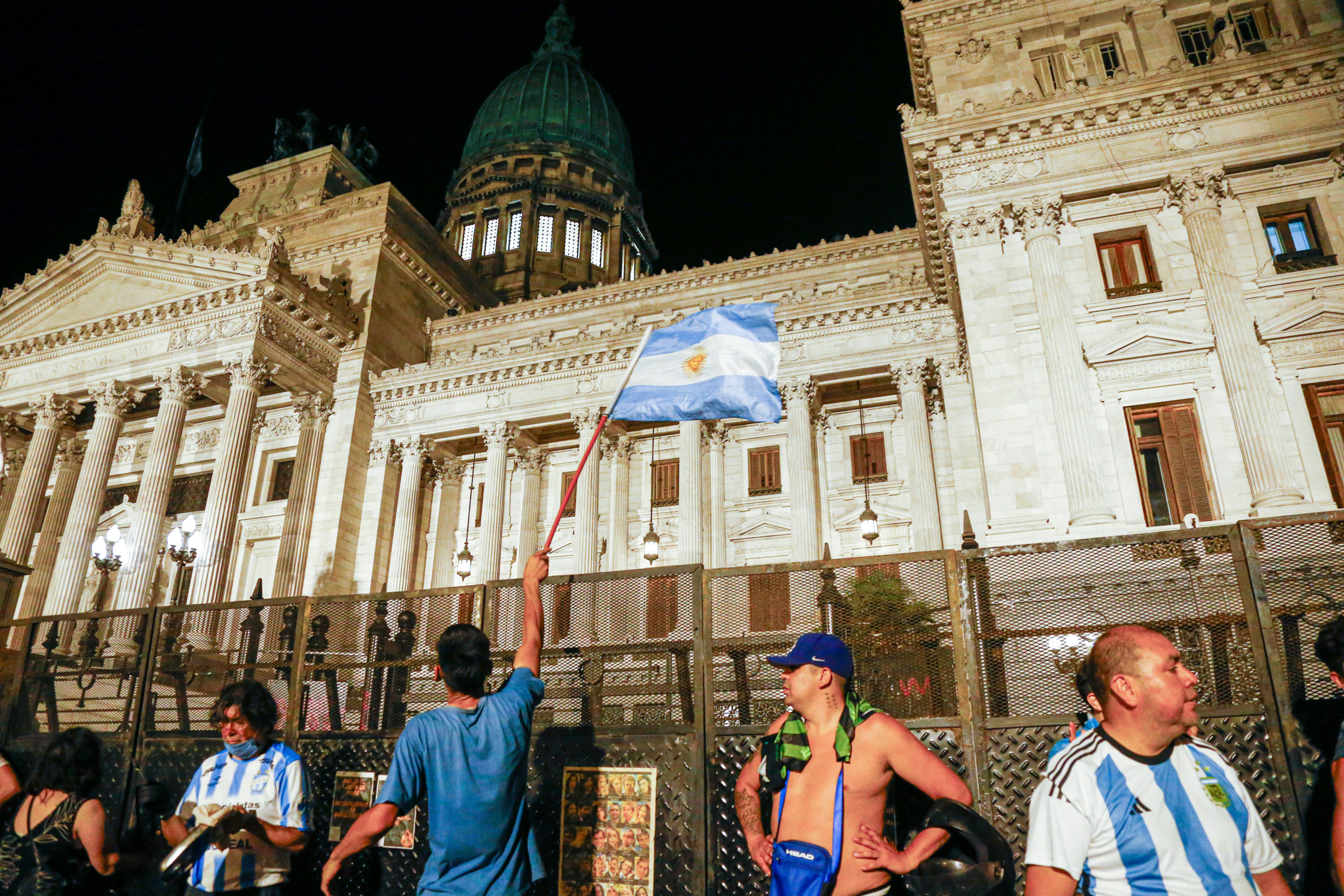 Protestas en el Parlamento de Argentina por discusión de ley propuesta por Javier Milei. Foto: EFE.