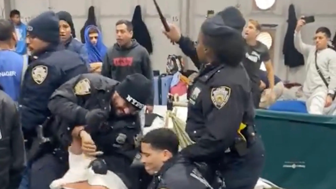 Trifulca en un refugio para migrantes en Nueva York, Estados Unidos.