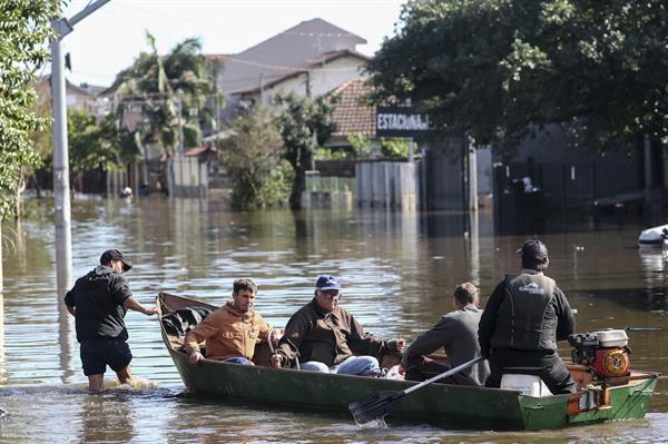 Inundaciones al sur de Brasil han dejado graves consecuencias y miles de afectados. Foto: EFE.