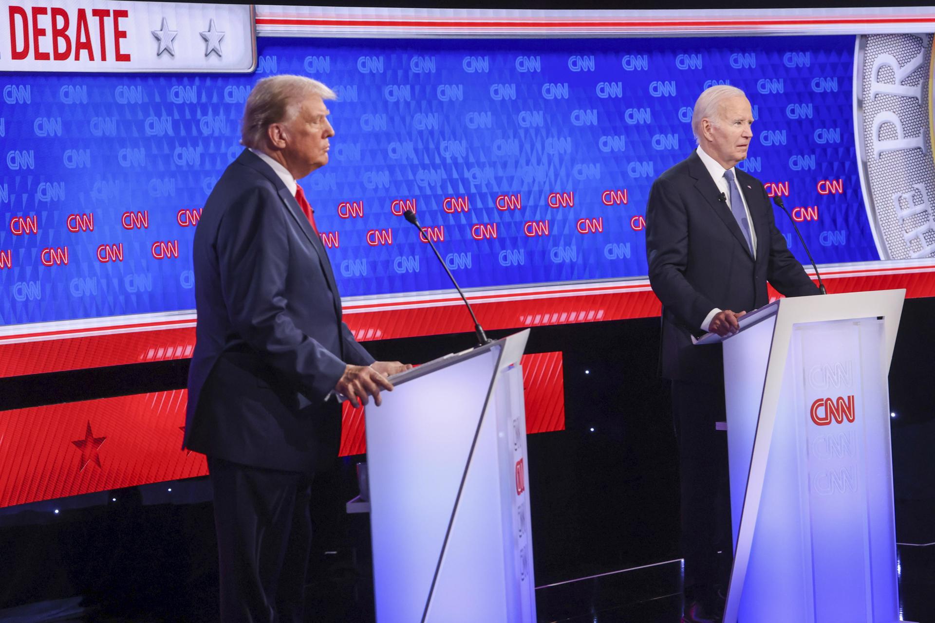 Donald Trump (i) y Joe Biden (d) en el debate presidencial estadounidense de 2024. Foto: EFE.