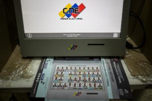 Fotografía de una máquina de votación con una tarjeta electoral con los candidatos a la presidencia de Venezuela. Foto: EFE/ Henry Chirinos