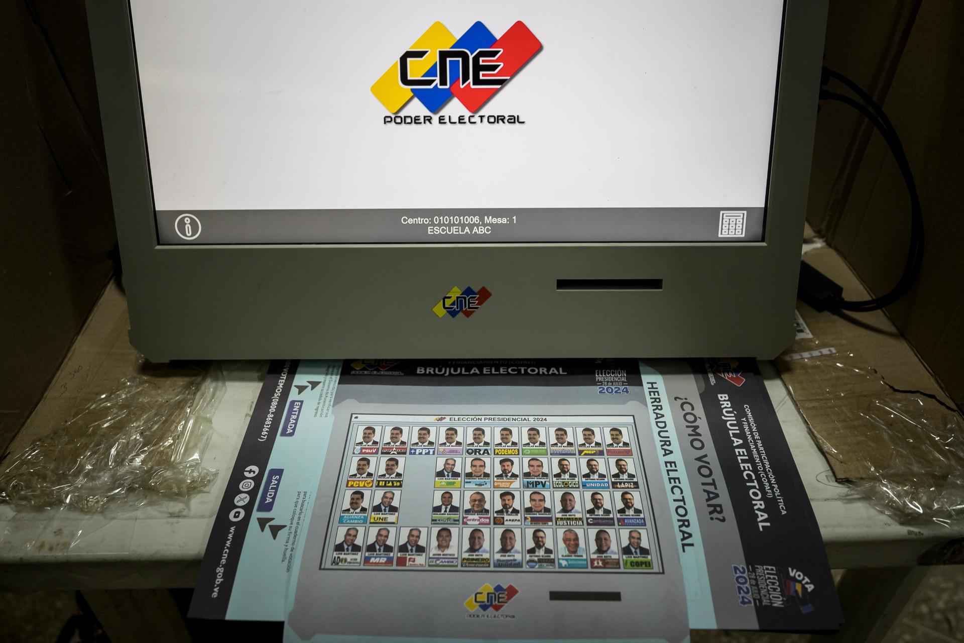 Fotografía de una máquina de votación con una tarjeta electoral con los candidatos a la presidencia de Venezuela. Foto: EFE/ Henry Chirinos