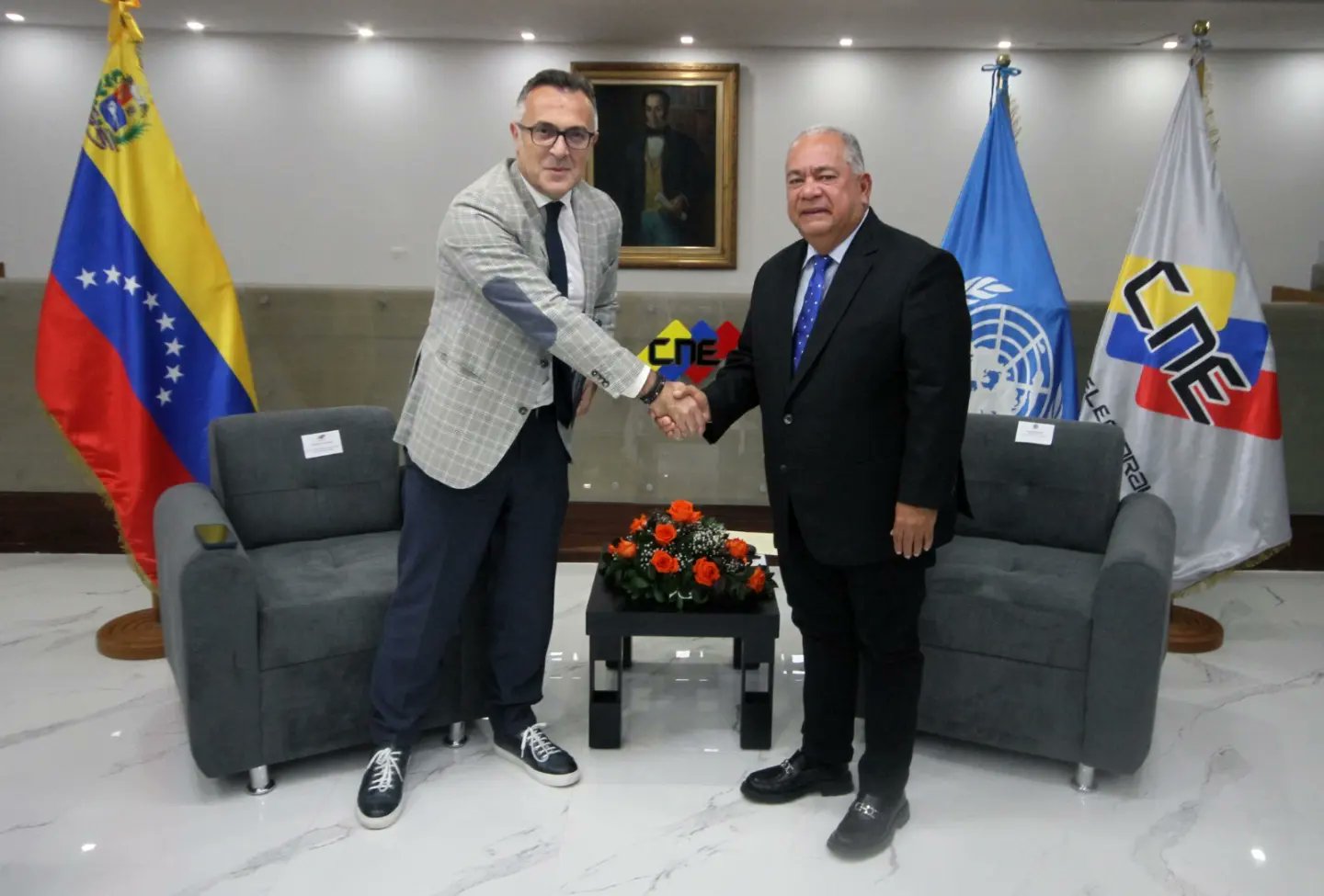 Jefe de la misión electoral de la ONU para Venezuela (i) y Elvis Amoroso (d), presidente del CNE.