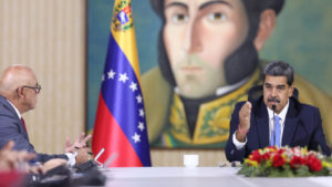 Nicolás Maduro (d) en compañía de Jorge Rodríguez (i). Foto: EFE.