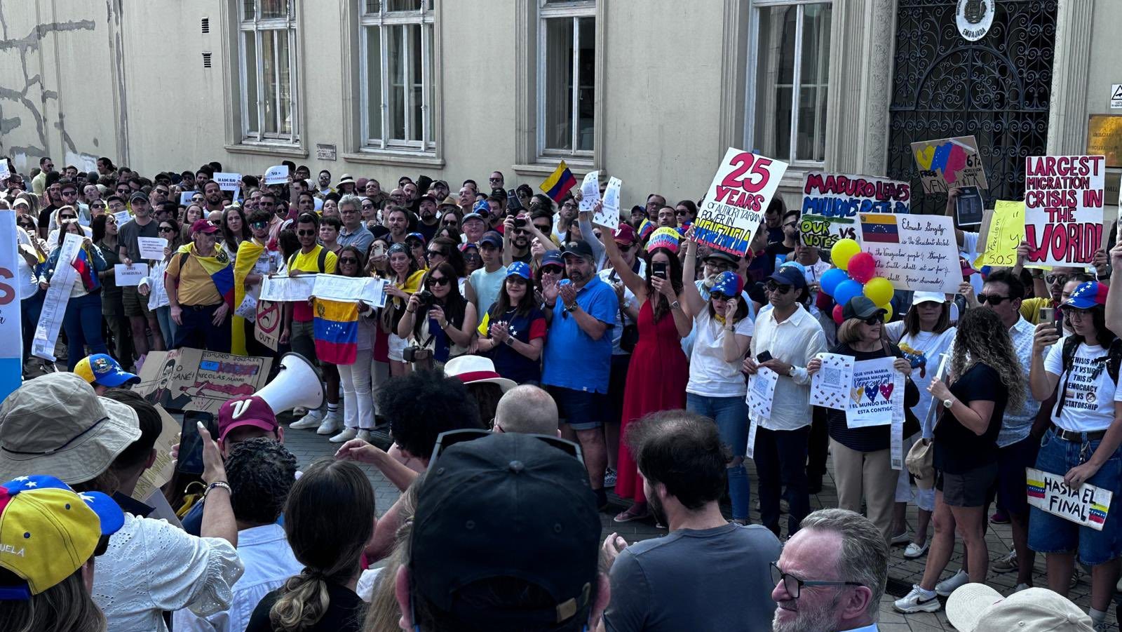 Venezolanos en Londres protestaron contra el fraude electoral en su país. Foto: ComandoConVzla.