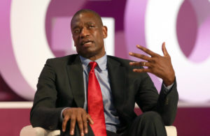 Dikembe Mutombo, leyenda del baloncesto. Foto: AFP.