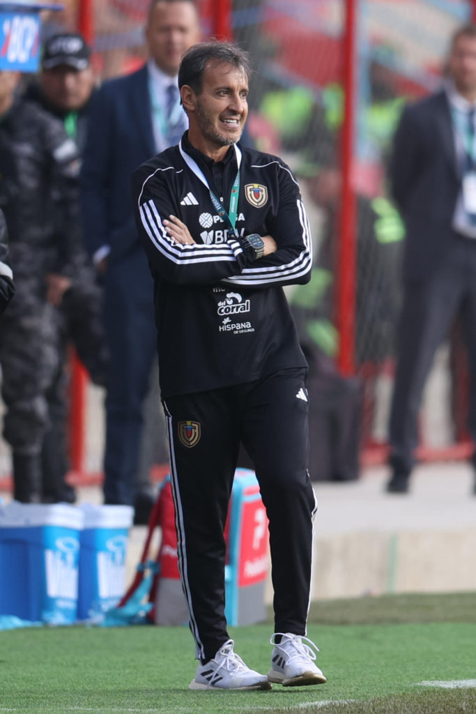 Fernando 'Bocha' Batista, entrenador de Venezuela, durante la derrota 4-0 frente a Bolivia. Foto: EFE.