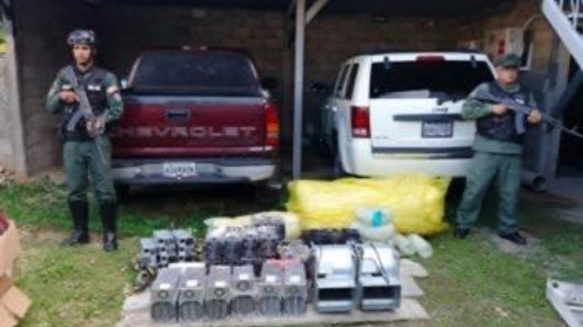 Decomiso de máquinas de criptomonedas en Guárico. foto: FANB