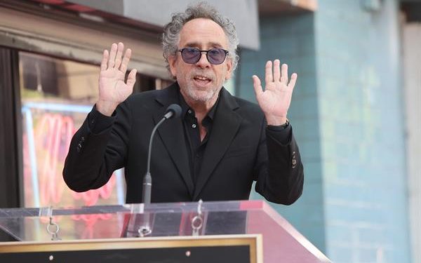 Tim Burton, director de cine estadounidense, al recibir su estrella en el Paseo de la Fama de Hollywood. Foto: EFE.