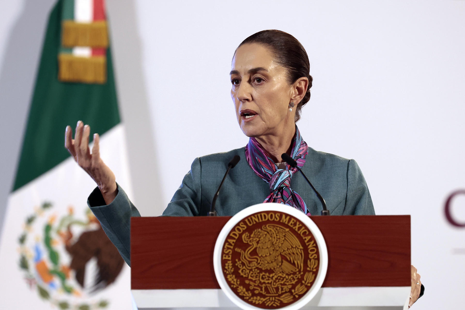 La presidenta de México, Claudia Sheinbaum, participa este martes en una rueda de prensa matutina en Palacio Nacional de la Ciudad de México (México). Foto: EFE/ José Méndez