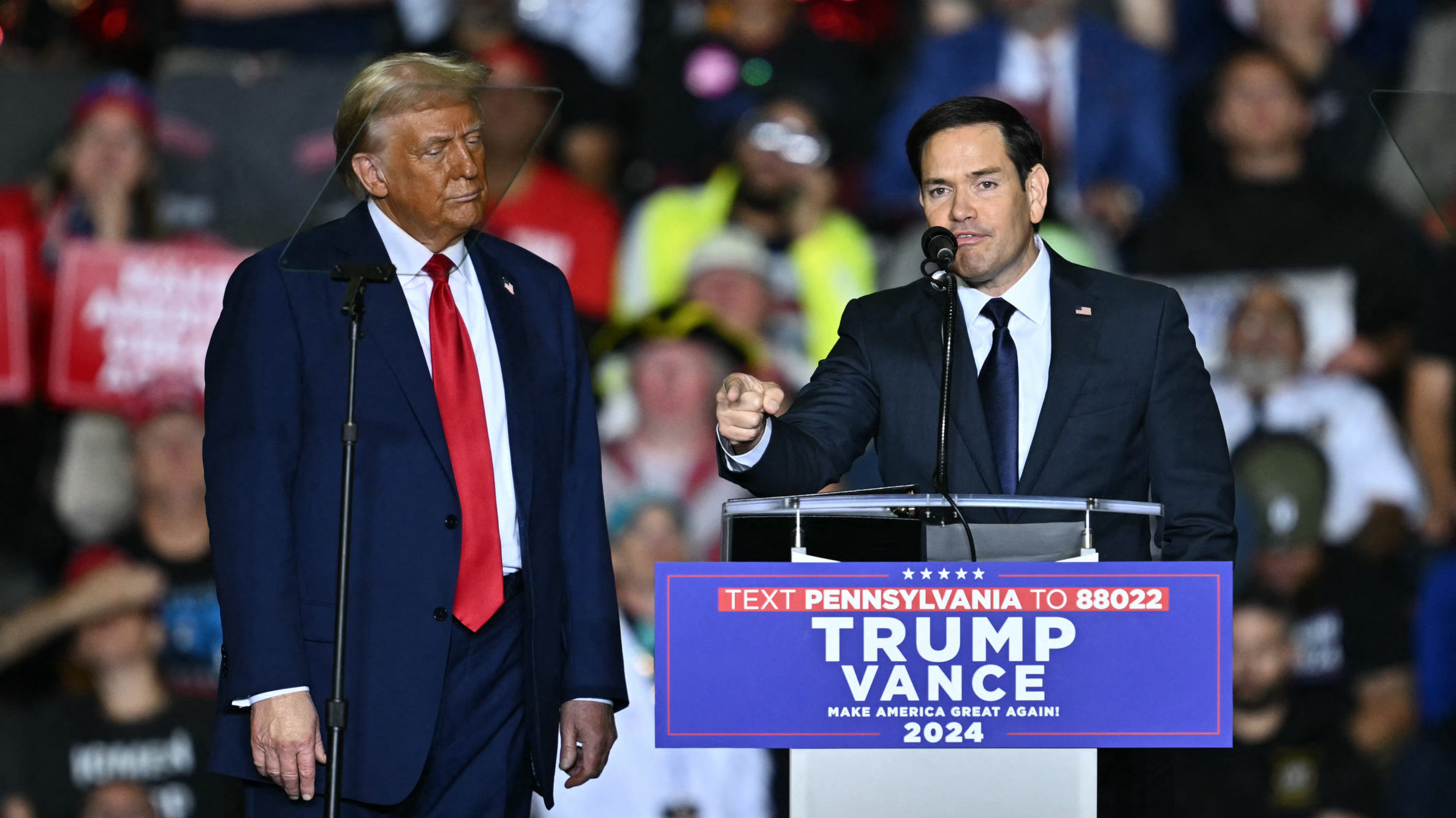 Marco Rubio (d), dirigente del Partido Republicano, junto a Donald Trump en un mitin de la campaña presidencial. Foto: AFP.