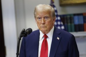 El presidente de Estados Unidos, Donald Trump, en la Sala Roosevelt de la Casa Blanca en Washington DC, EE.UU. Foto: EFE/EPA/AARON SCHWARTZ / POOL