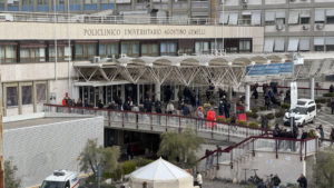 Hospital Gemelli, en Italia, donde se encuentra hospitalizado el papa Francisco. Foto: VPItv.