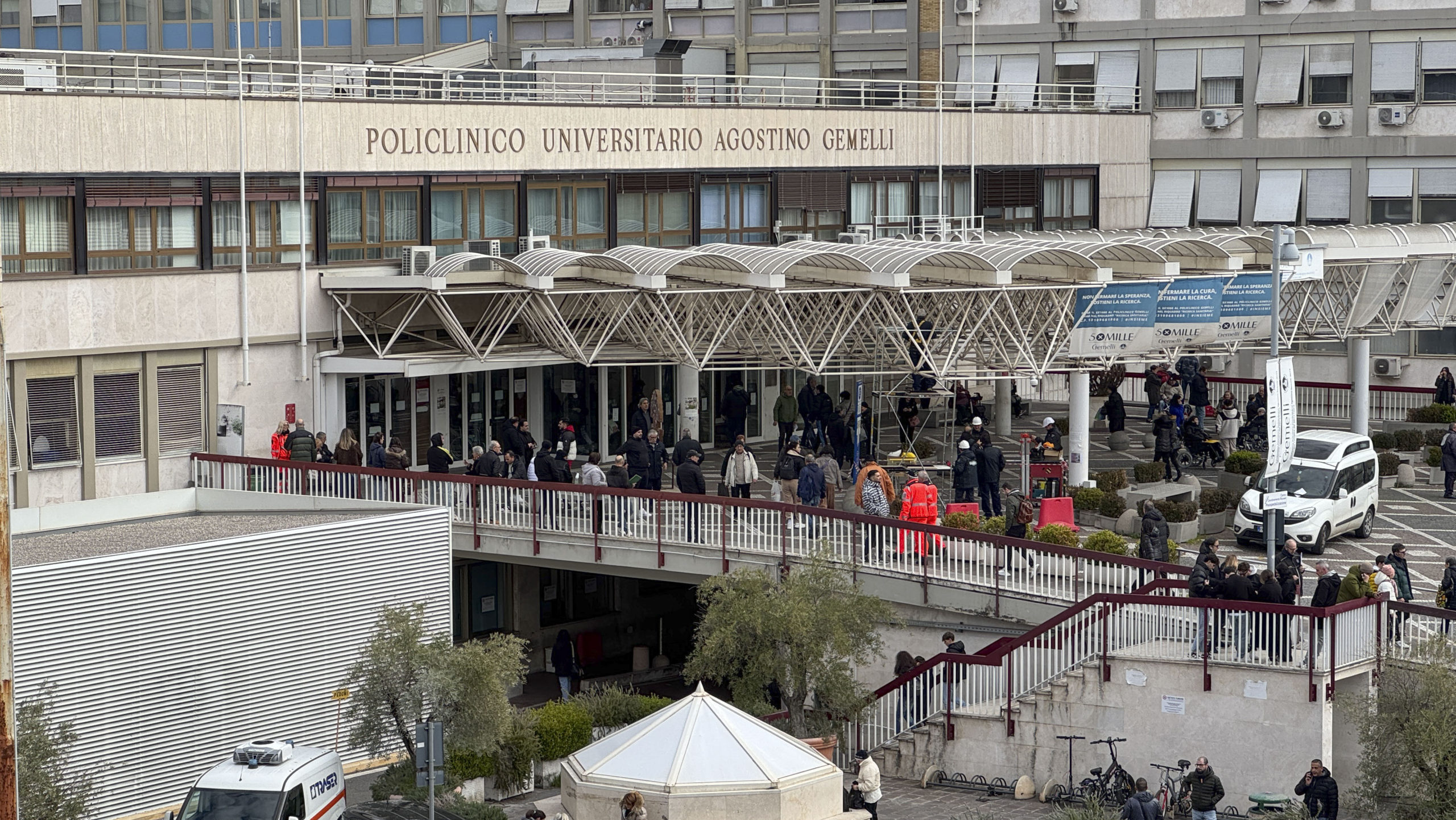 Hospital Gemelli, en Italia, donde se encuentra hospitalizado el papa Francisco. Foto: VPItv.