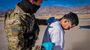 Migrante ilegal con antecedentes penales es trasladado desde Texas a la base naval de Guantanamo. Foto: Gobierno de EE. UU.
