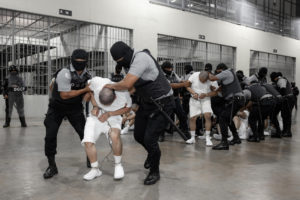 Llegada de migrantes venezolanos deportados de EE. UU. a las cárceles de El Salvador. Foto: EFE.