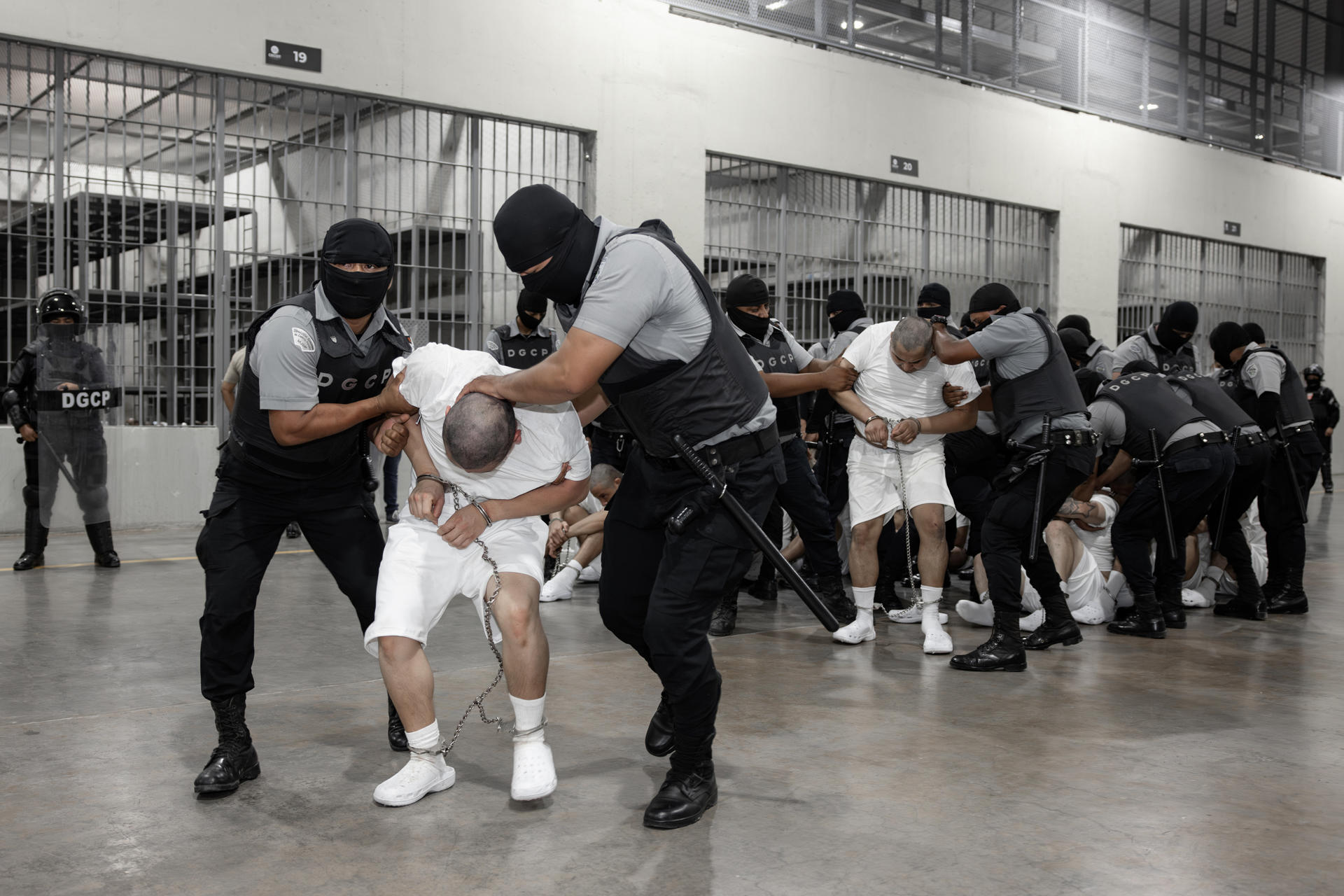 Llegada de migrantes venezolanos deportados de EE. UU. a las cárceles de El Salvador. Foto: EFE.