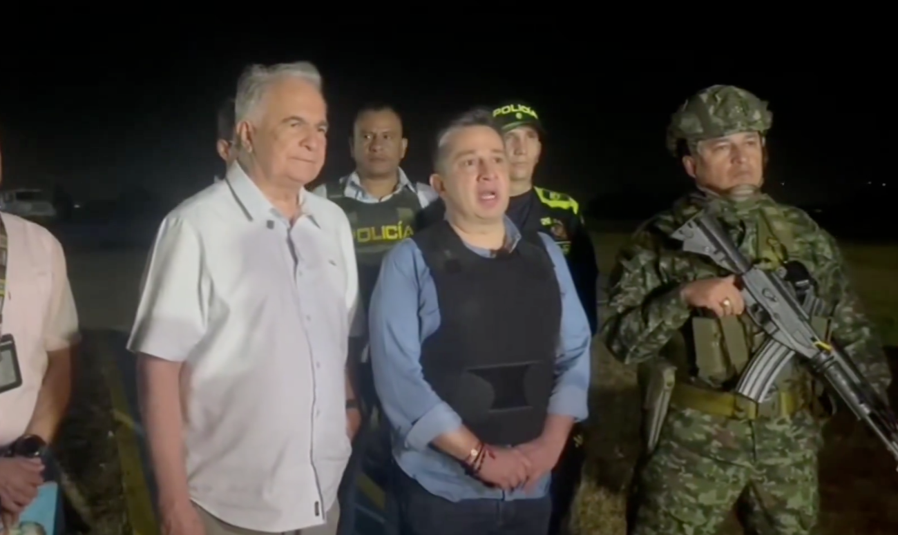Julio César Triana (c), dirigente político colombiano, declarando tras salir ileso de un ataque a tiros.