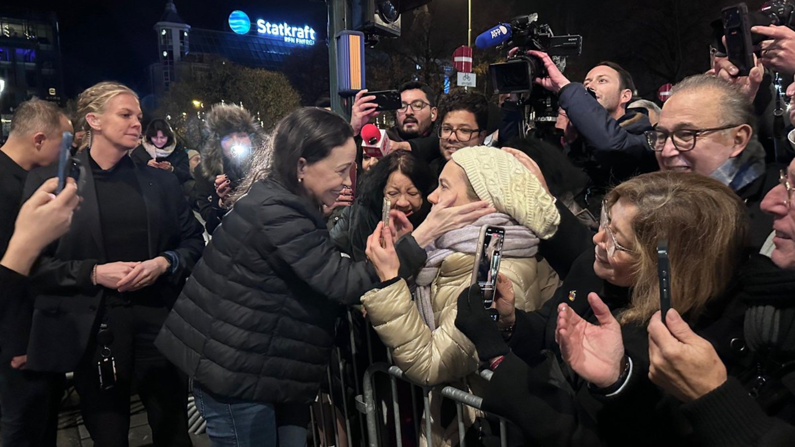 La Premio Nobel de la Paz 2025, María Corina Machado, fue recibida por cientos de venezolanos a su llegada a Oslo. Foto: Luis Carlos Díaz.