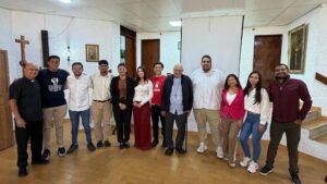 Baltazar Porras con estudiantes universitarios venezolanos